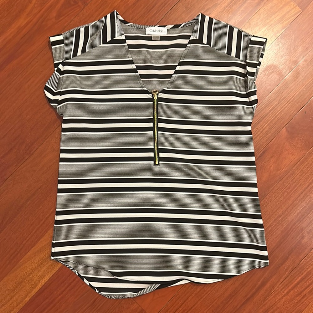 Calvin Klein women’s XS blouse v-neck black and white